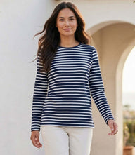 Stripe long sleeve top with horizontal stripes and crew neck, made of 100% cotton yarn-dye jersey.