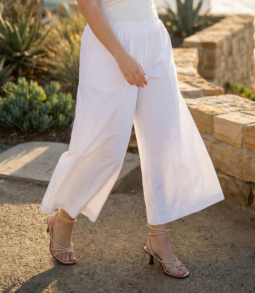 Plus size cropped wide-leg pants in black with elastic waistband and soft stretch fabric