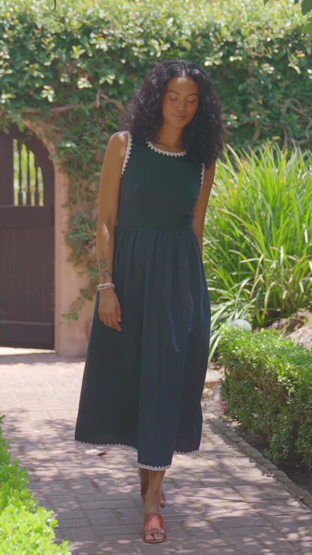 Sleeveless Edge Stitch Contrast Midi Dress